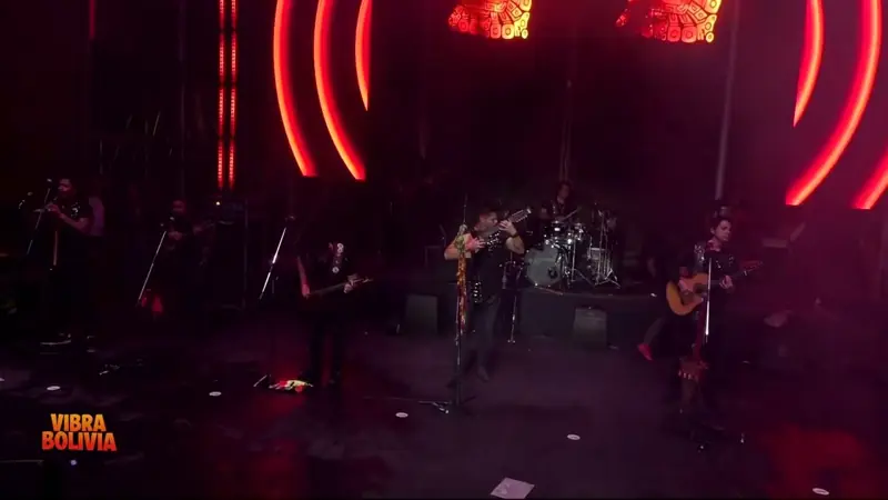 Chila Jatun en vivo bajo luces rojas