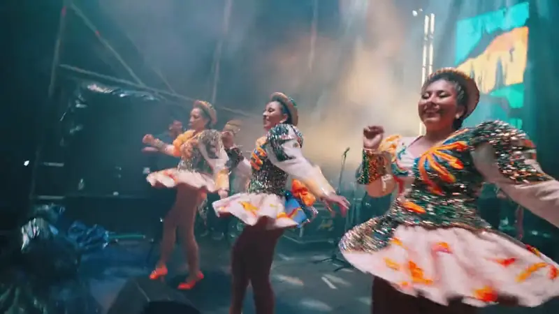 Caporales bailando en el escenario