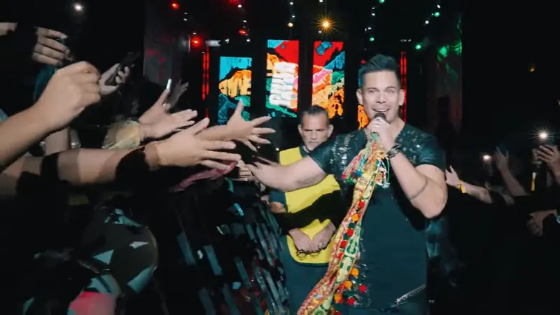 Cantante saludando al público en primera fila