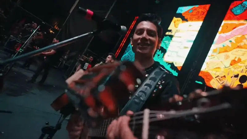 Guitarrista sonriendo en el escenario