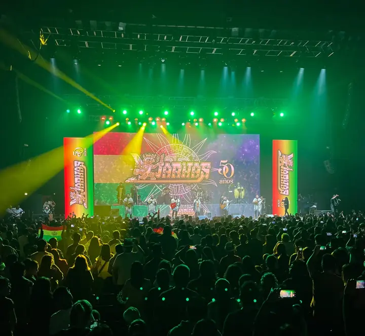 Los Kjarkas en el escenario del Luna Park